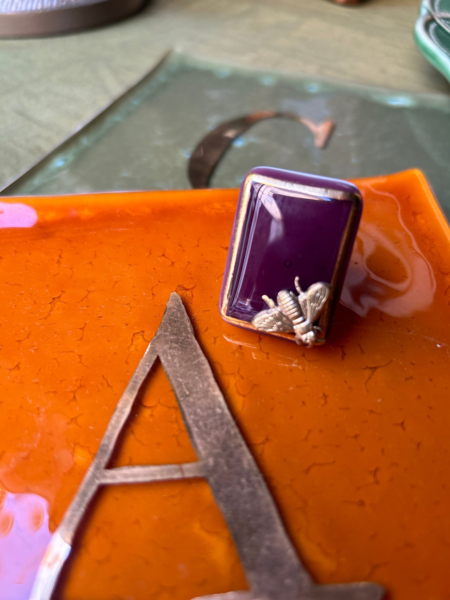 Bague prune rectangulaire avec abeille Daniela Poletti peut être commandée