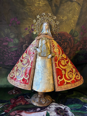 Madonna con bambino su piedistallo in metallo decorato rossa e oro