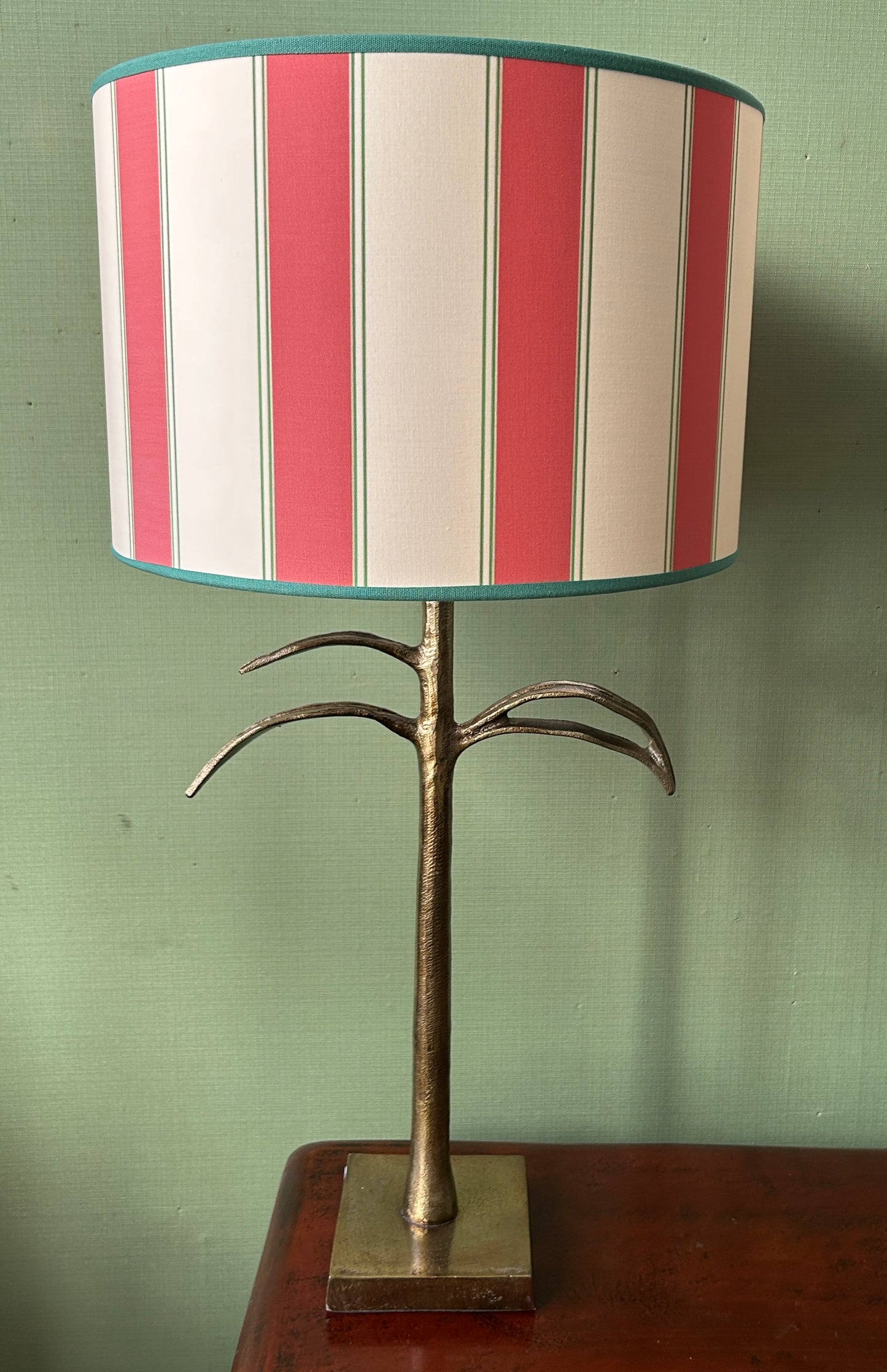Lampe feuille en laiton avec abat-jour rayé rouge