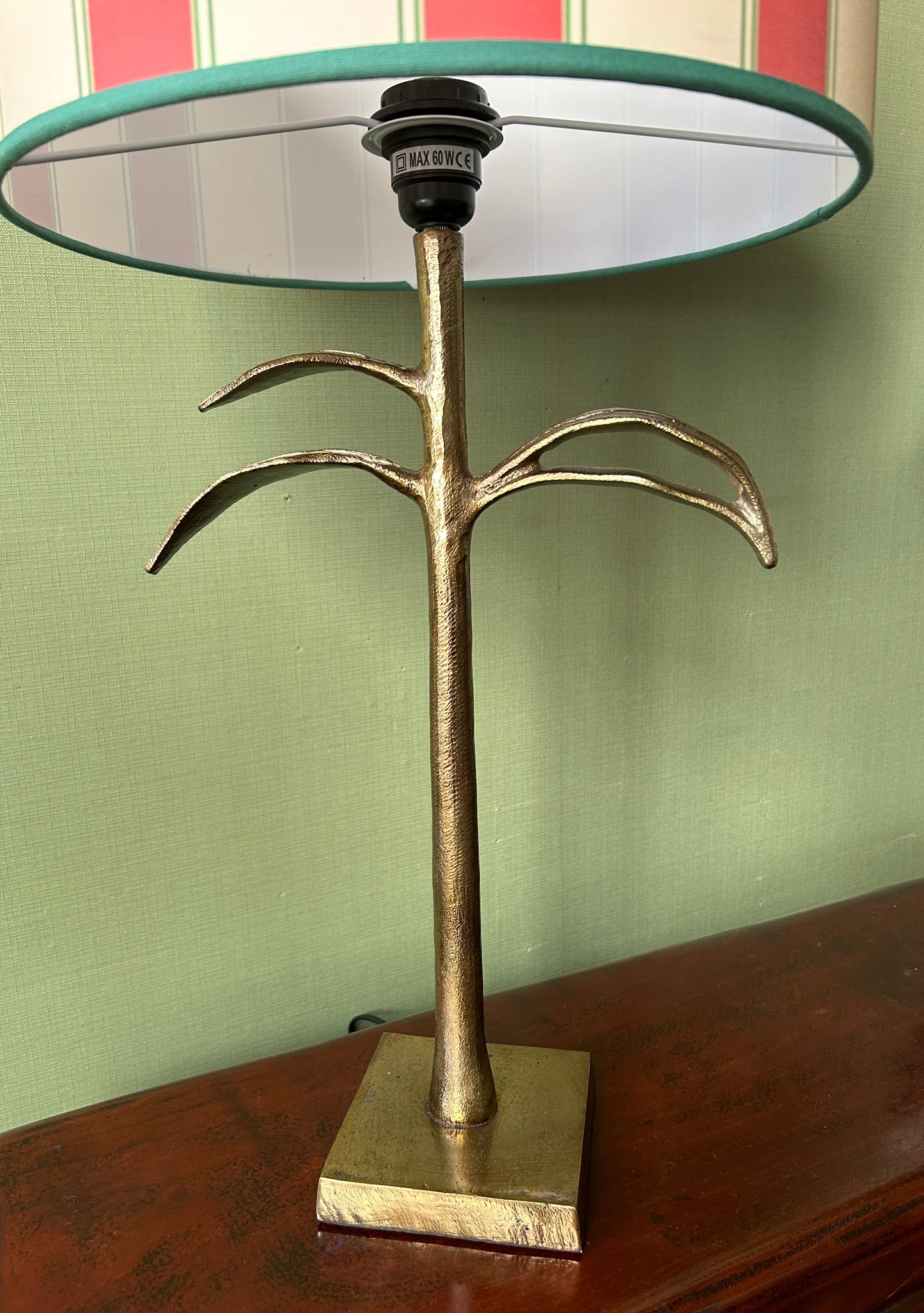 Lampe feuille en laiton avec abat-jour rayé rouge