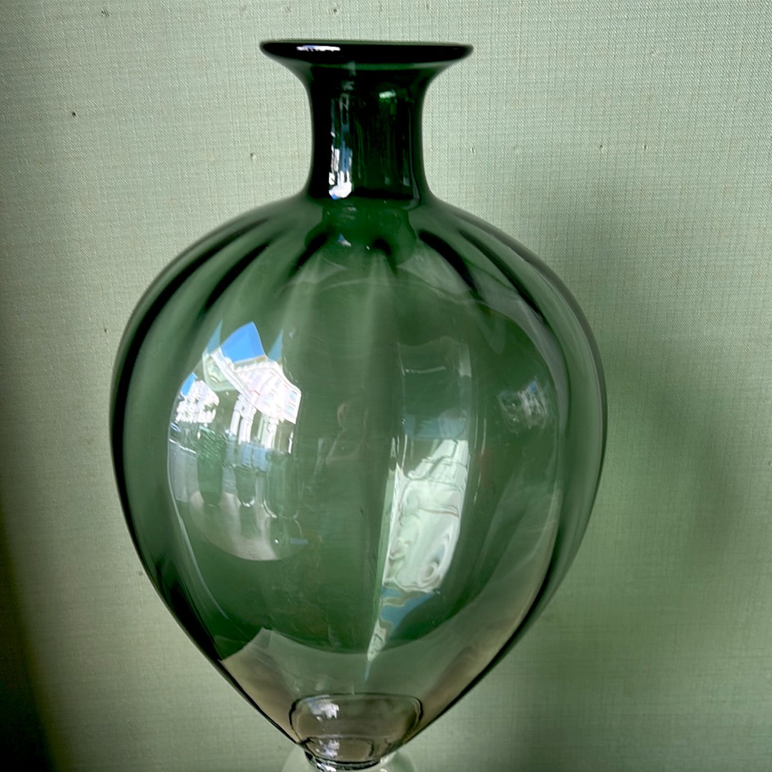 Vaso anfora con piede verde