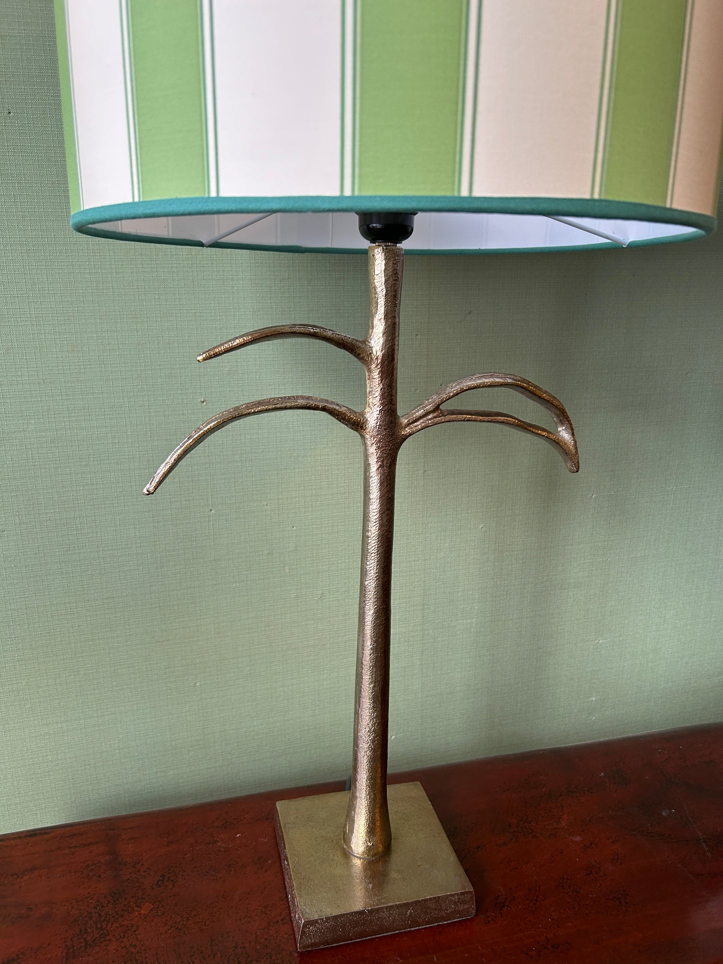 Lampada in ottone con foglie con paralume a righe verdi