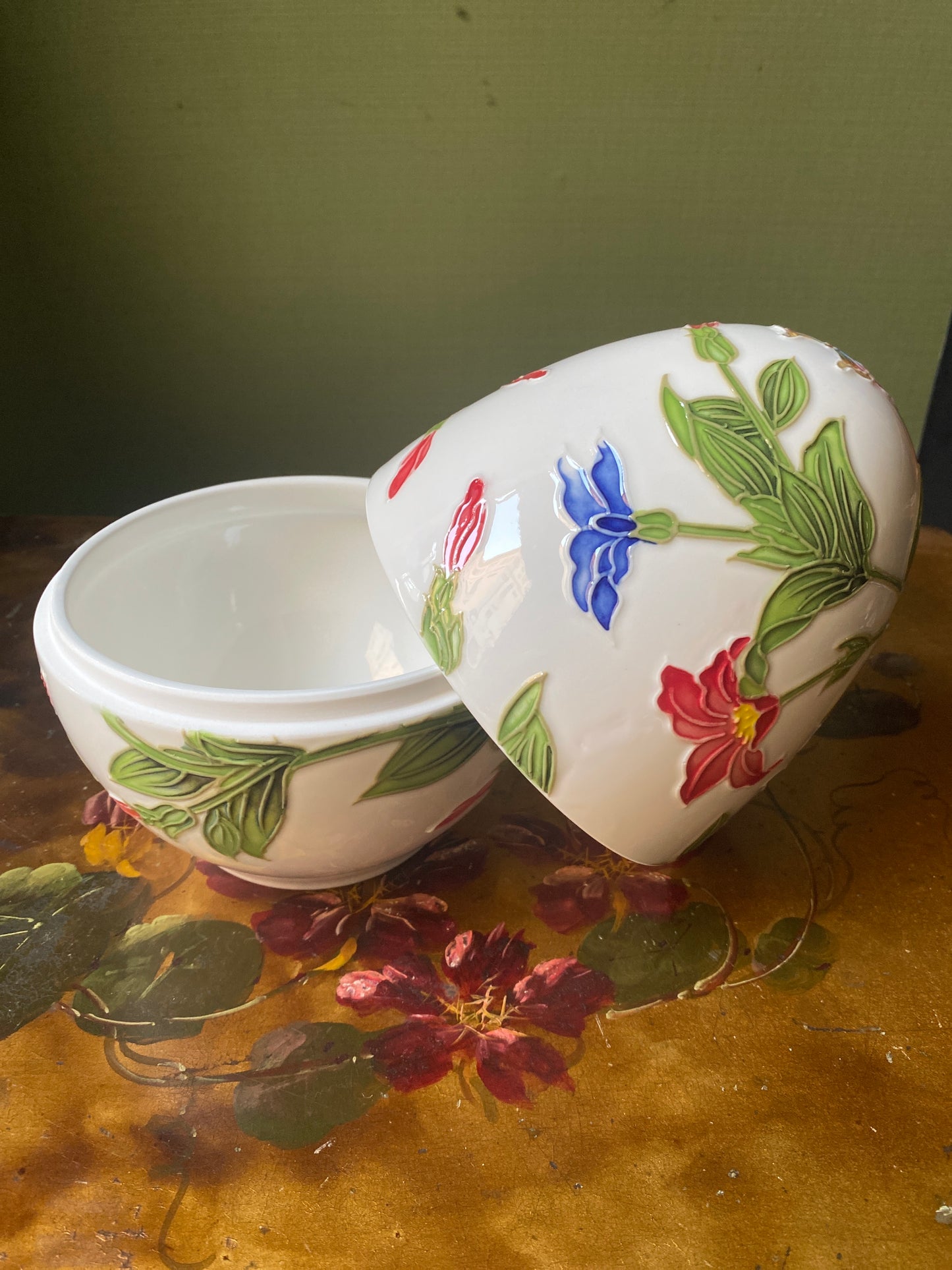 Uovo scatola in porcellana fiori rossi e blu