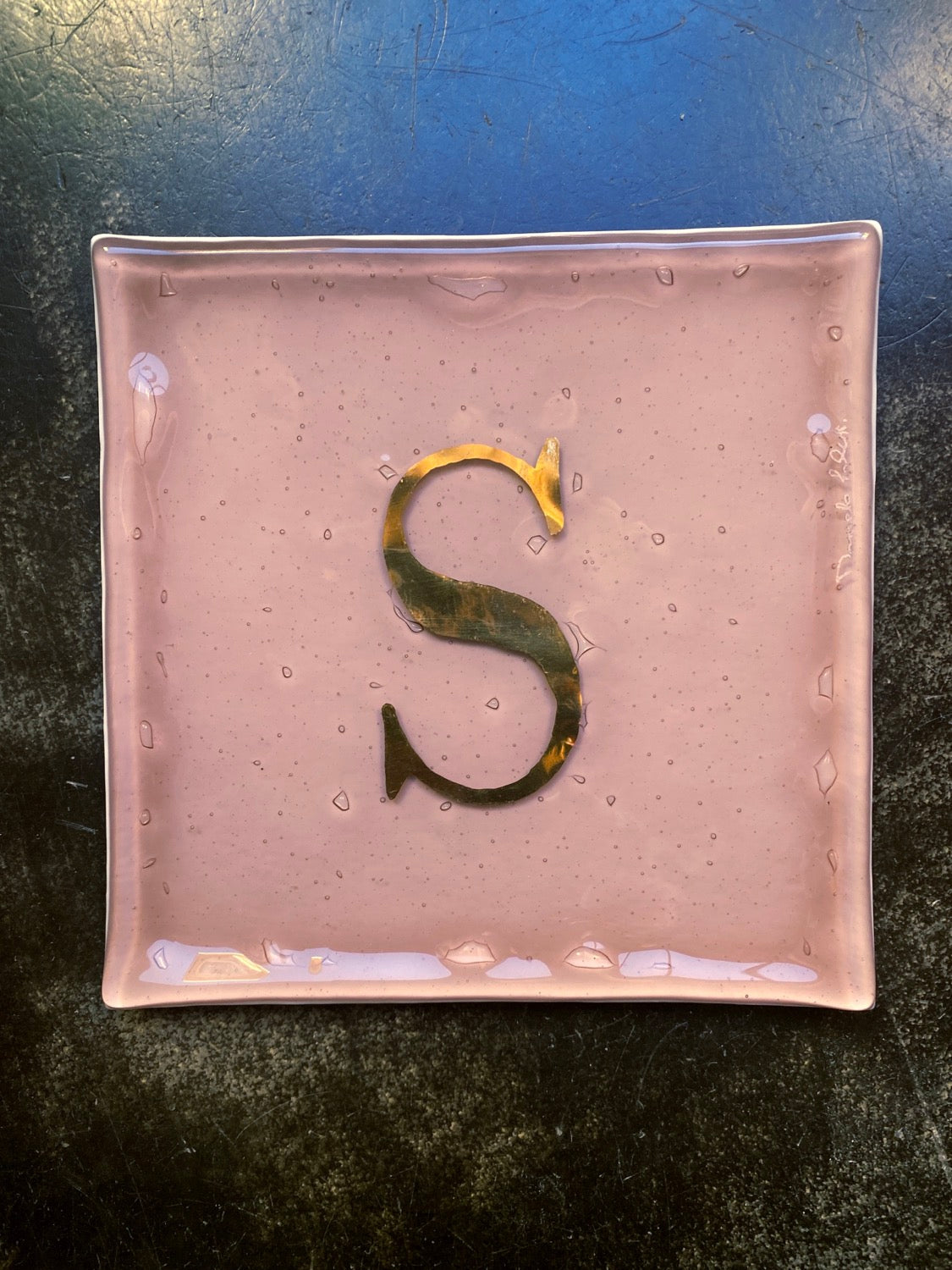 Plateau de poche carré en verre fondu rose, lettre Daniela Poletti, sur commande