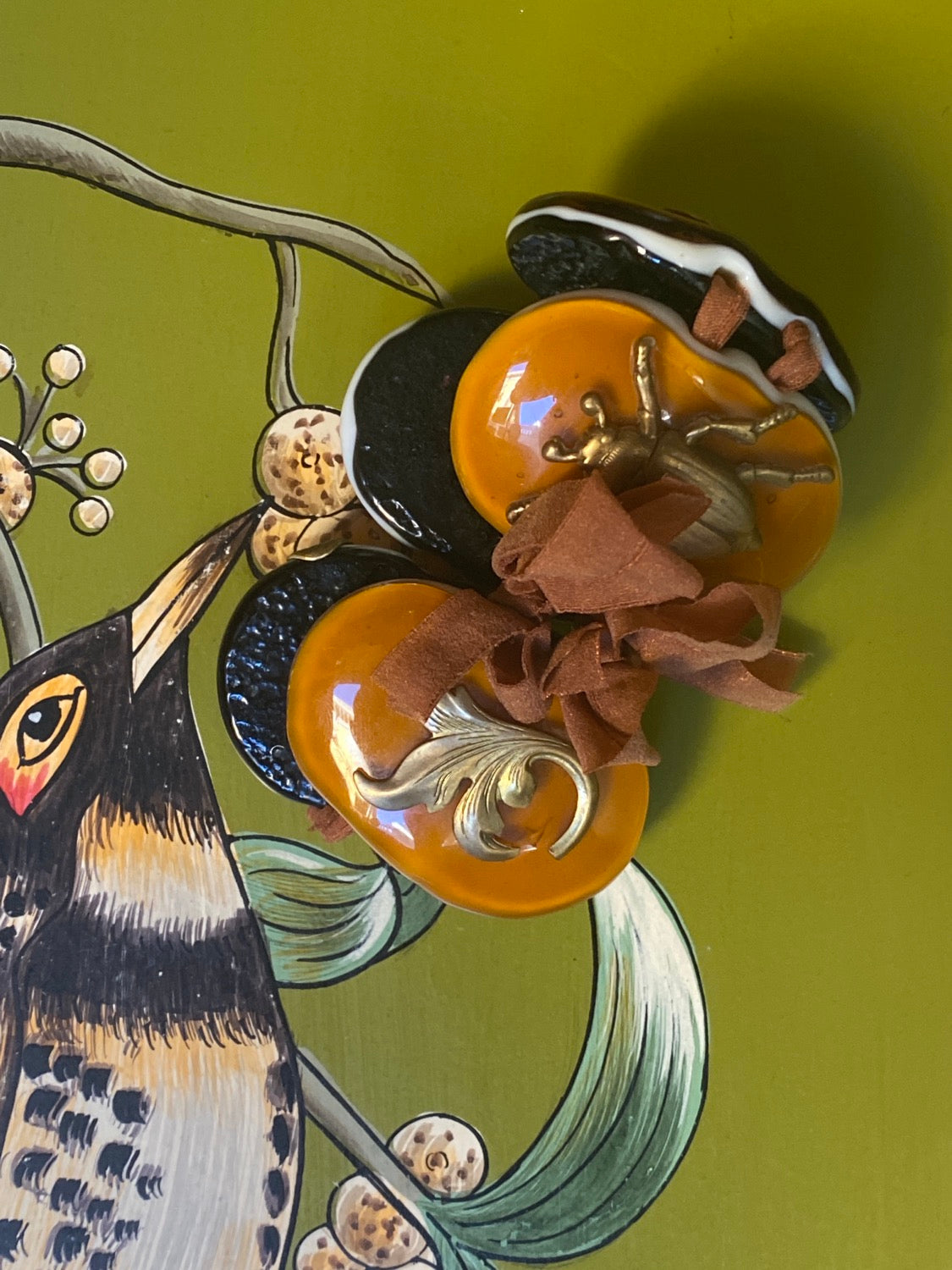 Bracelet caramel élastique ovale avec breloques Daniela Poletti peut être commandé