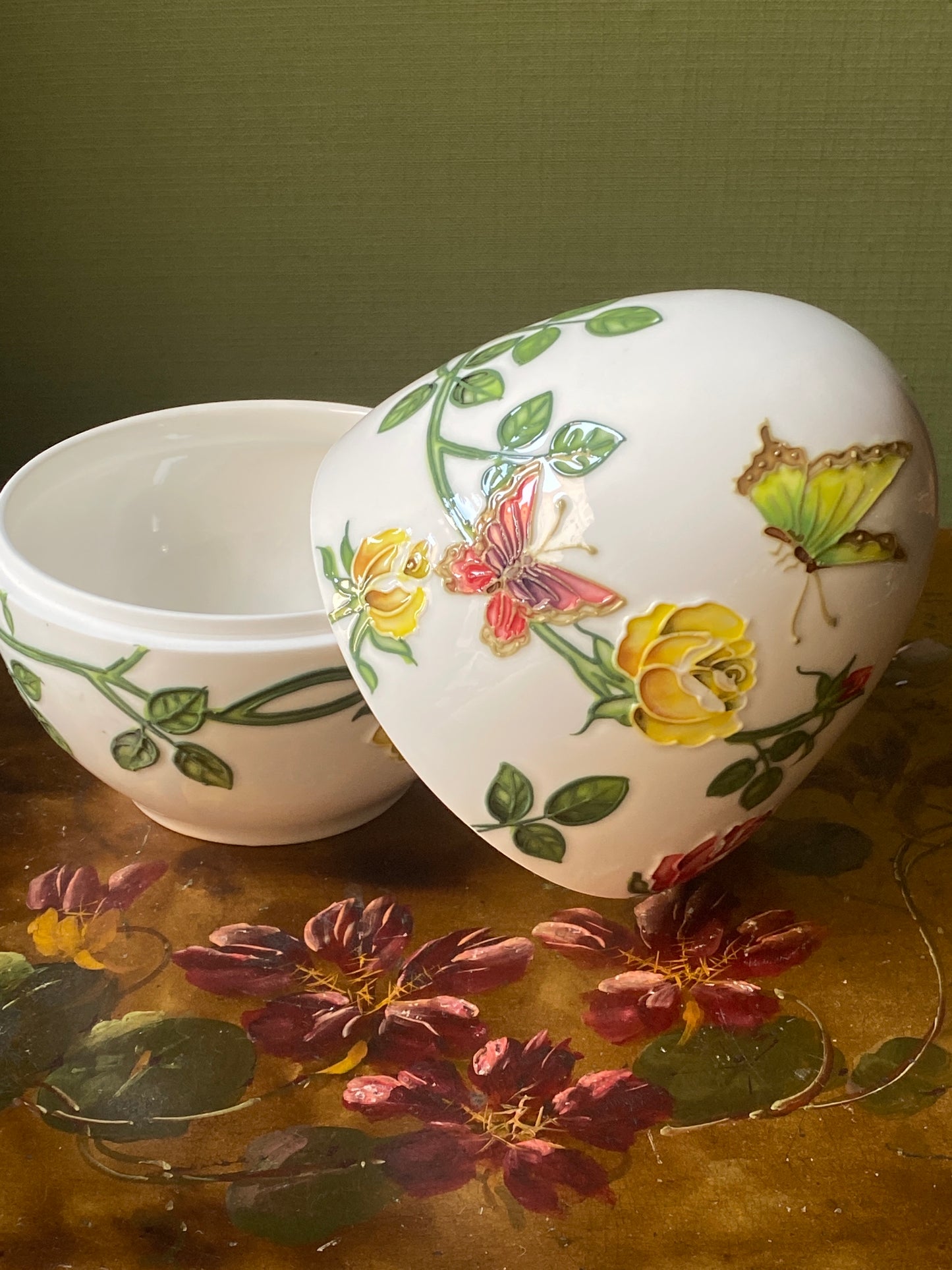 Uovo scatola In porcellana rose rosse e gialle