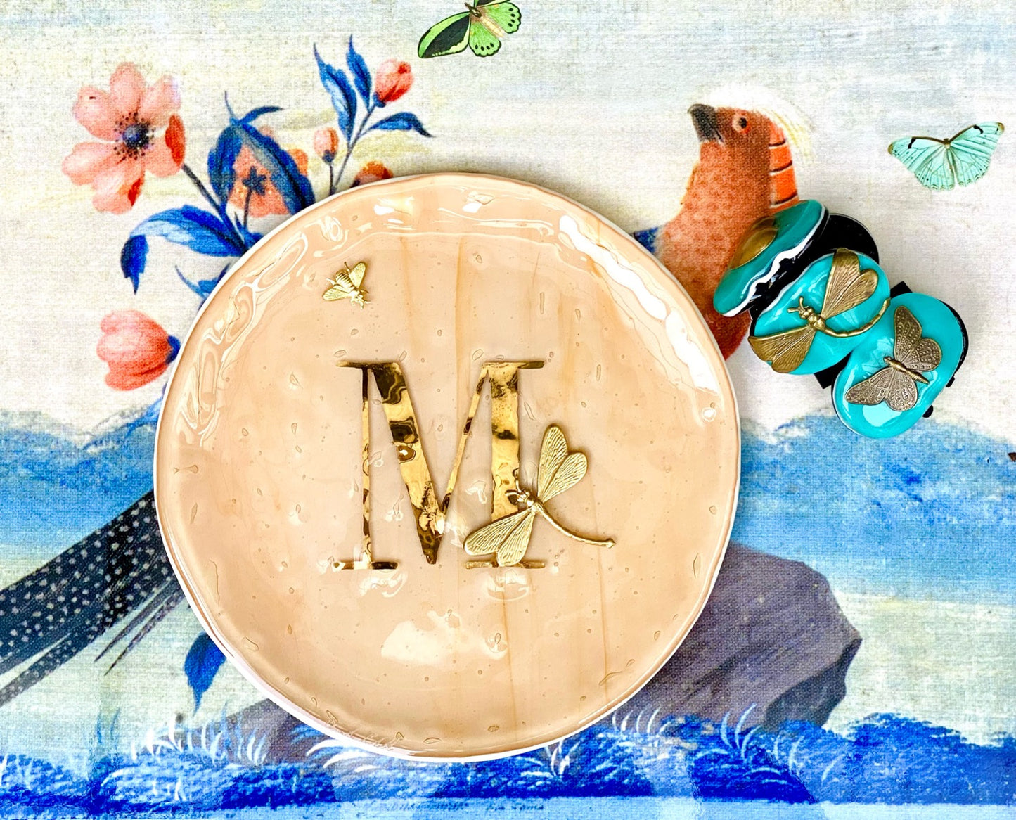 Piatto in vetrofuso M e applicazione Daniela Poletti ordinabile