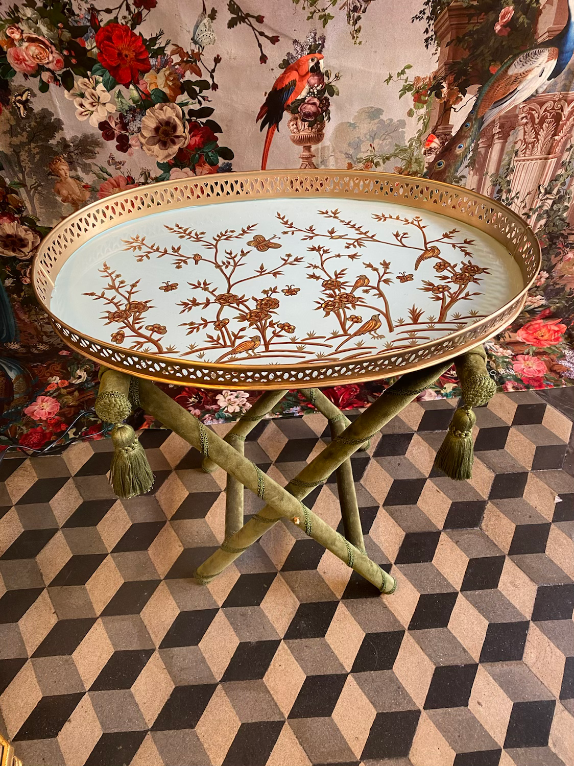 Vassoio in metallo  smaltato  azzurro chiaro