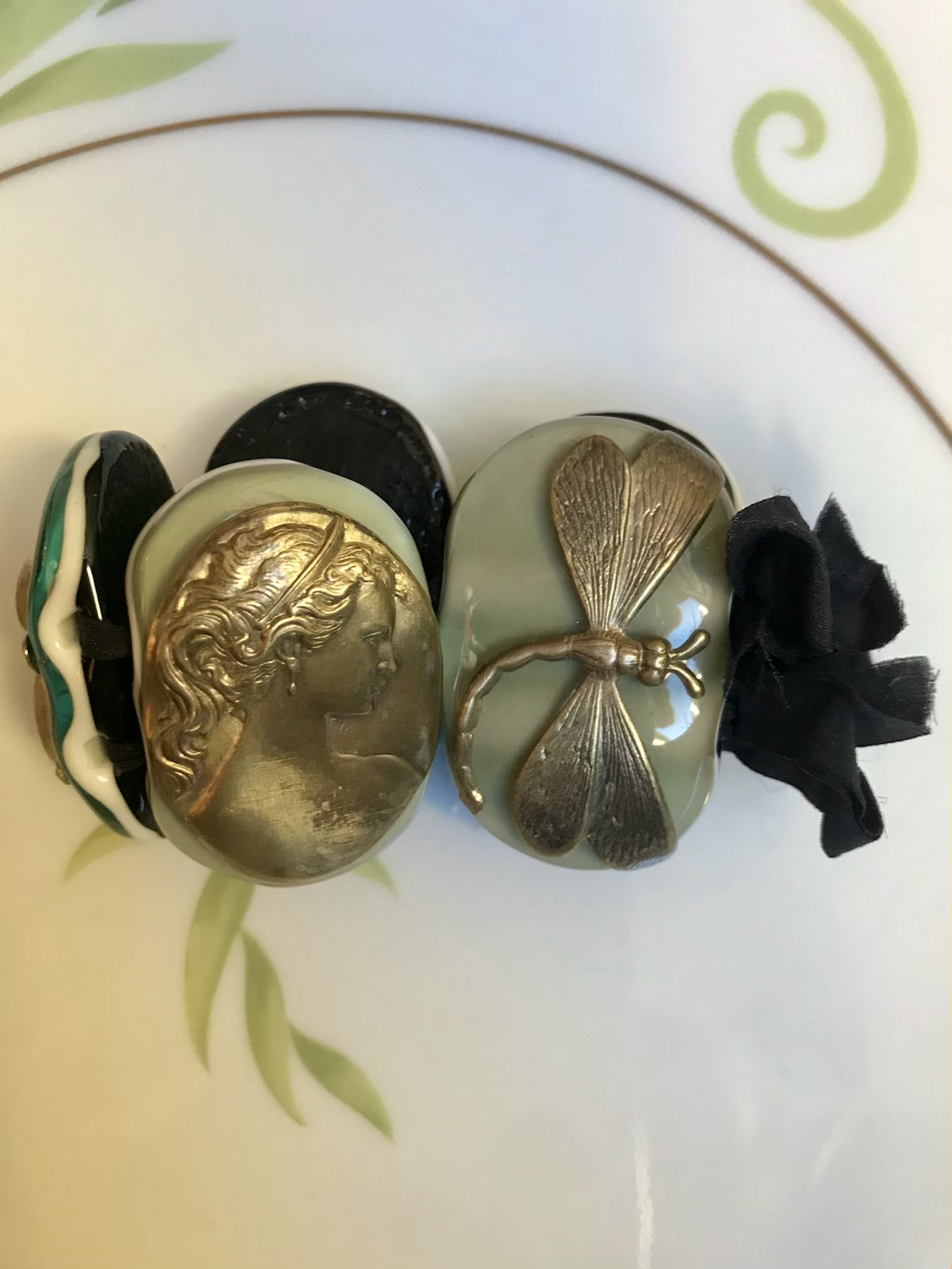 Un bracelet en verre de Murano vert militaire avec des breloques Daniela Poletti peut être commandé