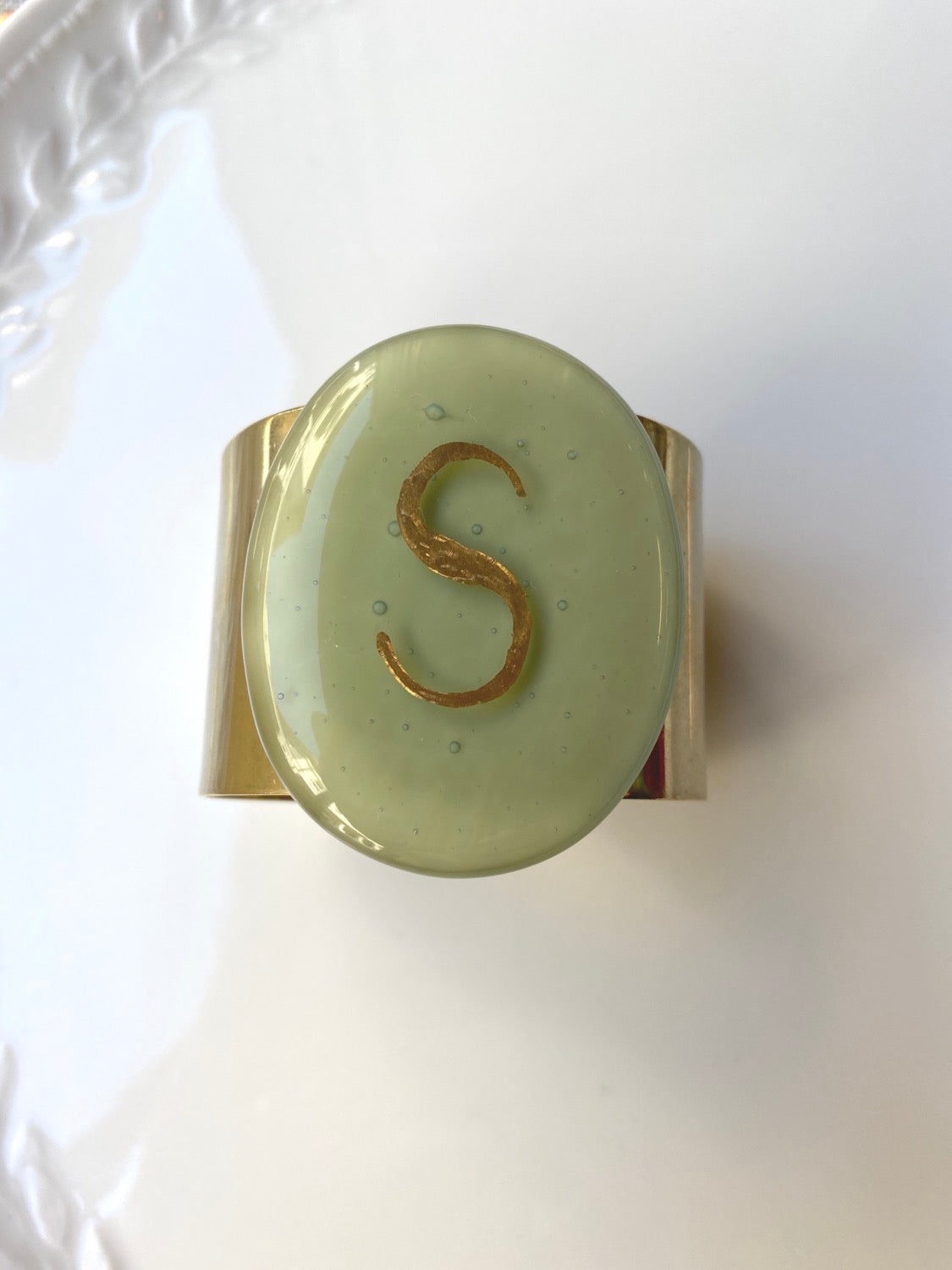 Le bracelet fusionné en verre de Murano S Daniela Poletti peut être commandé