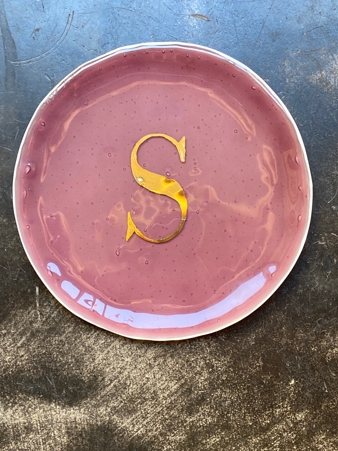 Plate in Murano glass with customizable initial Daniela Poletti that can be ordered