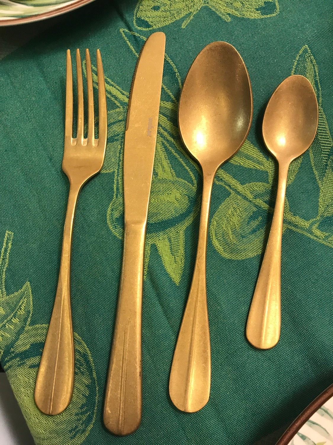 Ménagère pour 6 personnes en or mat