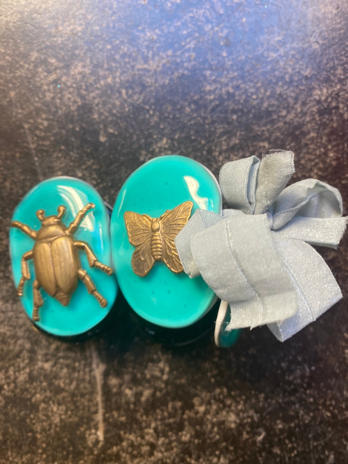 Bracelet en verre fondu émeraude avec breloques Daniela Poletti qui peut être commandé