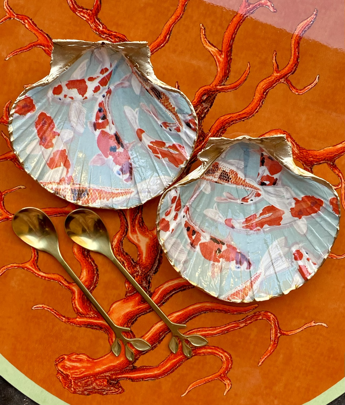Coquilles de sel et de poivre avec des cuillères à café
