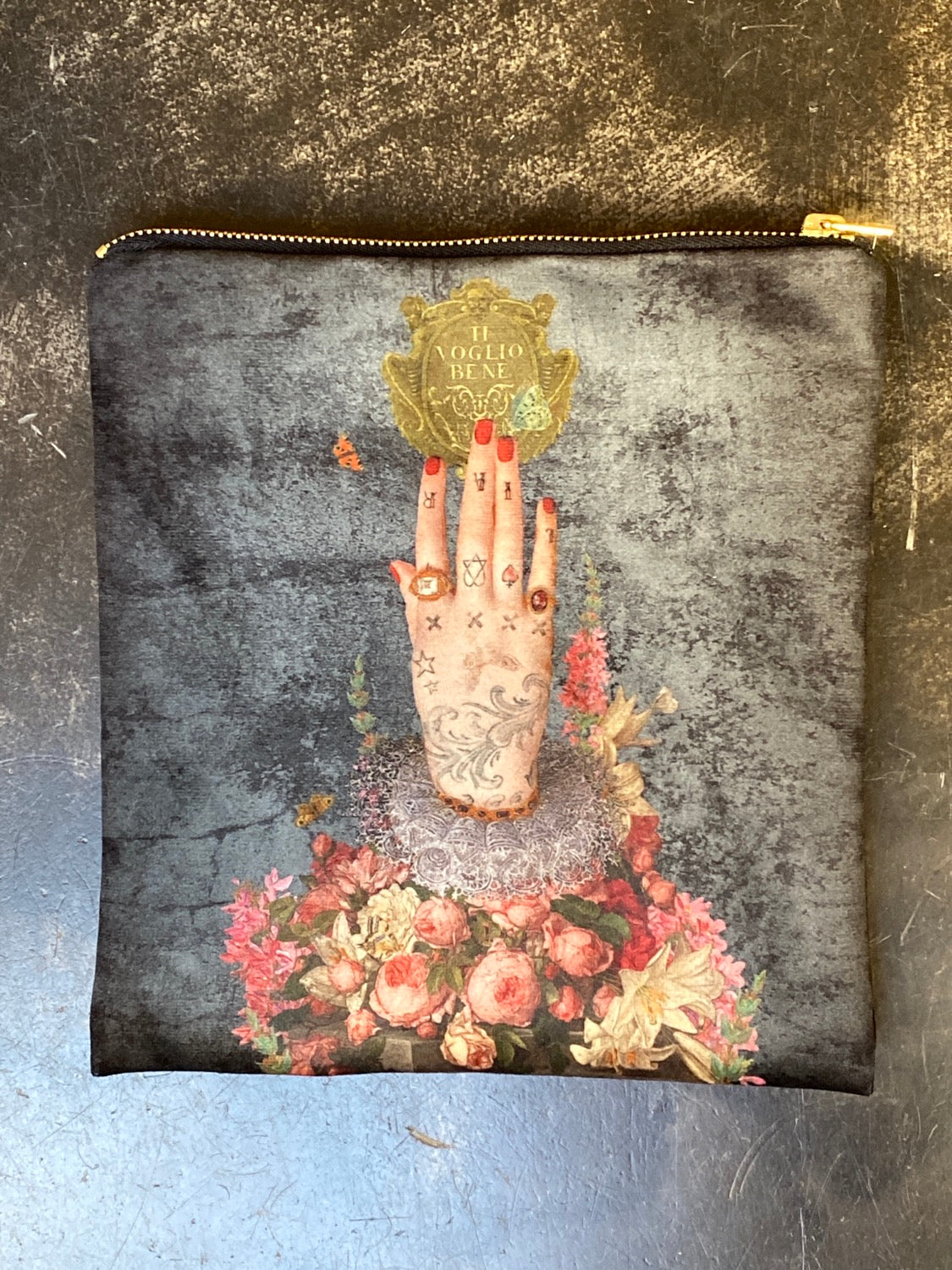 Trousse à maquillage en velours La main puissante