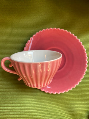 Tasse à café rose avec soucoupe