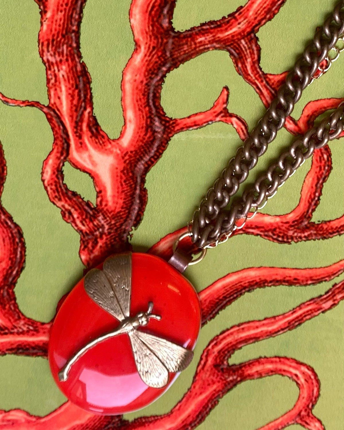 Collier avec ovale en verre de Murano fondu et breloques libellules