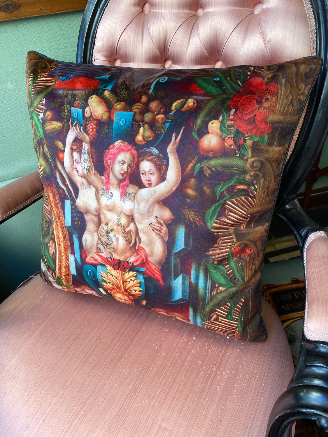 Coussin en velours fille cosmique avec intérieur