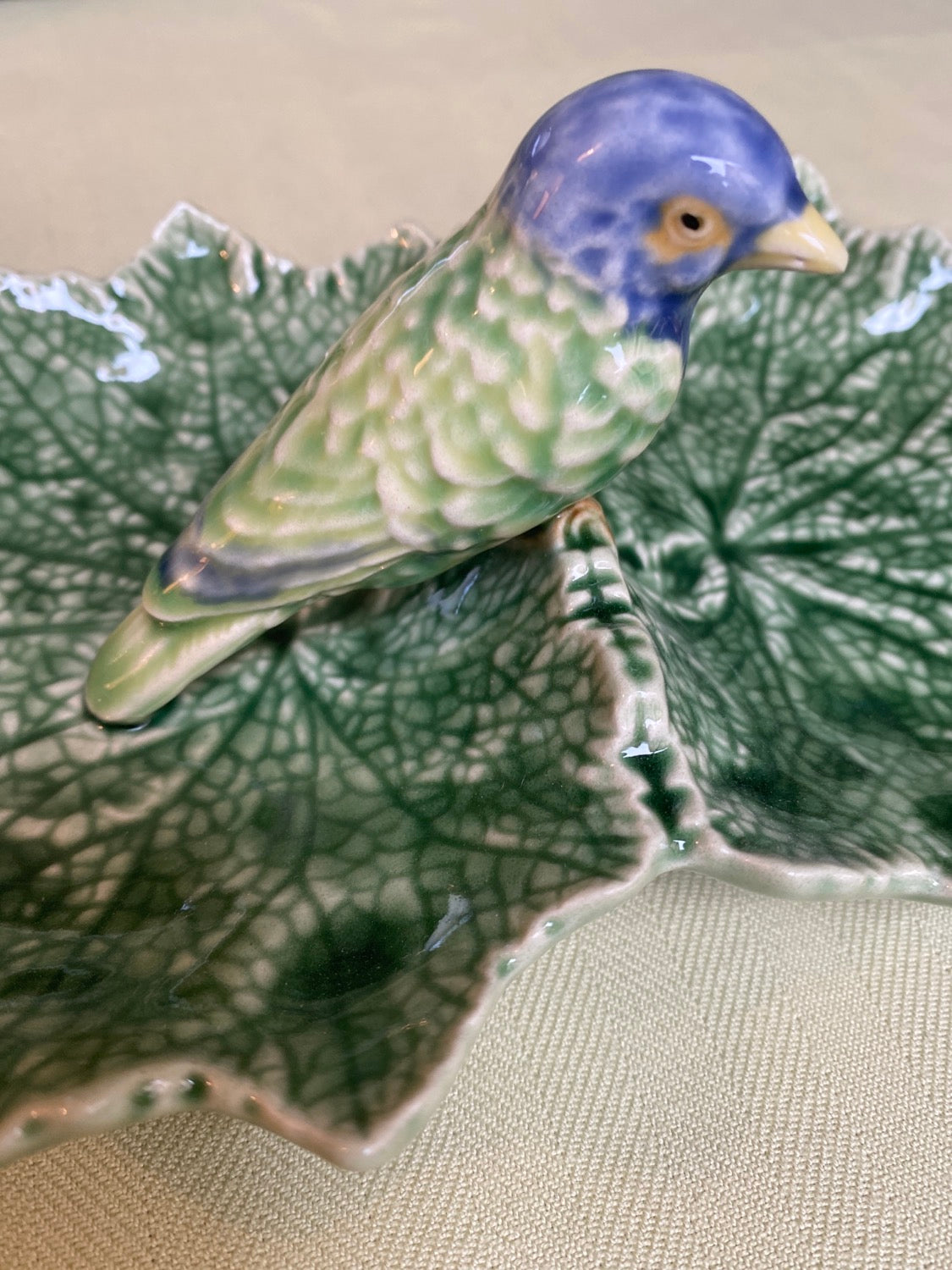 Foglia doppia con uccellino