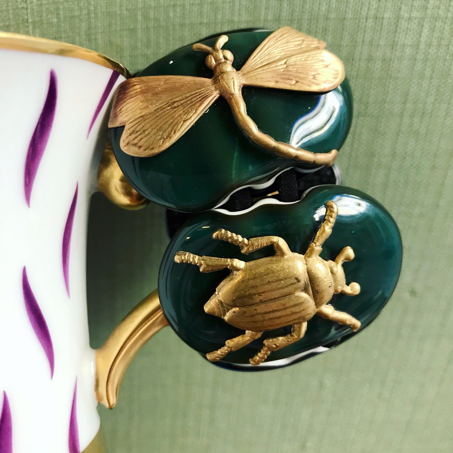 Un bracelet en verre de Murano avec des breloques Daniela Poletti peut être commandé