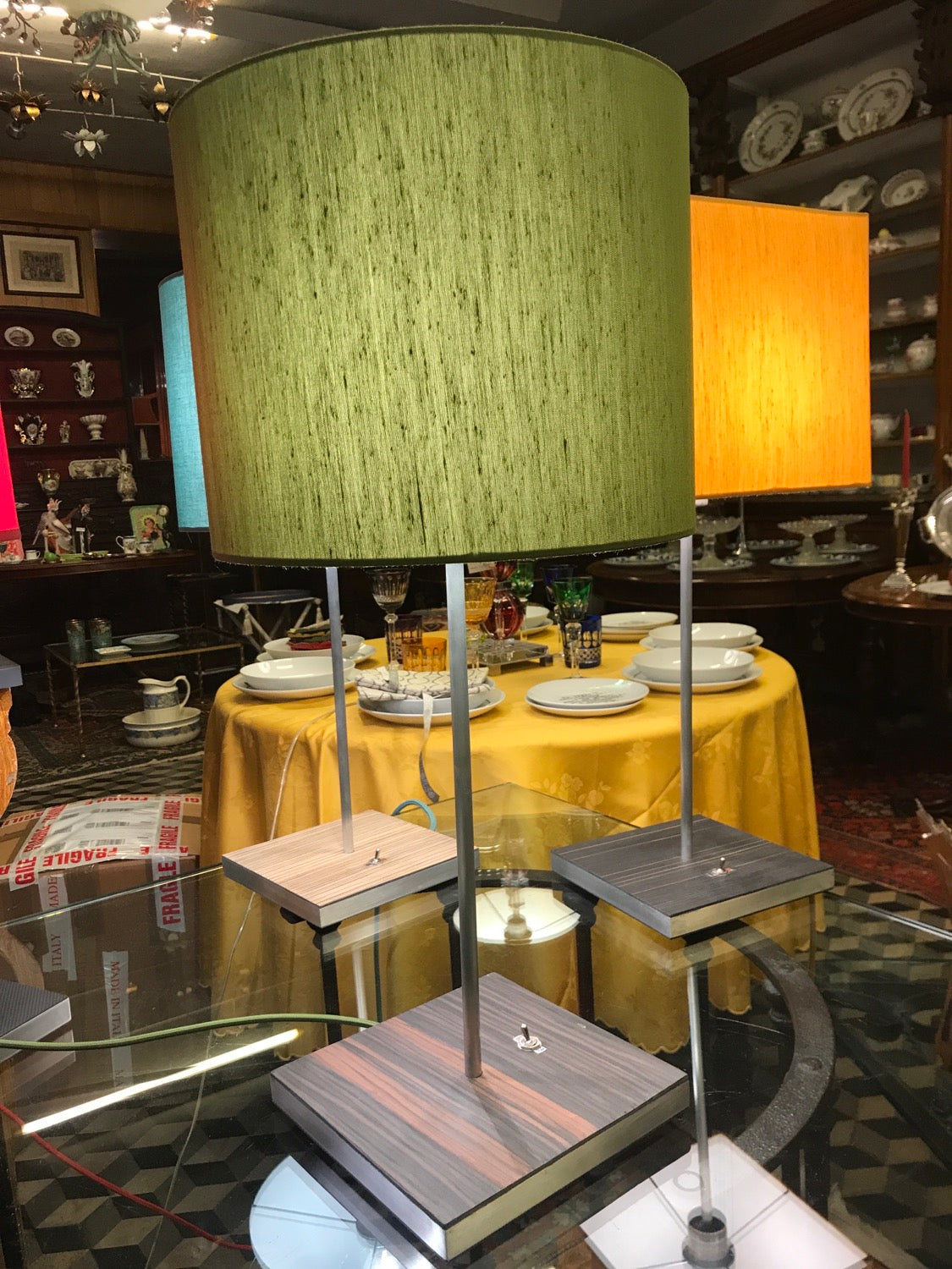 Lampada in alluminio e carbonio con base impiallacciata in essena di legno