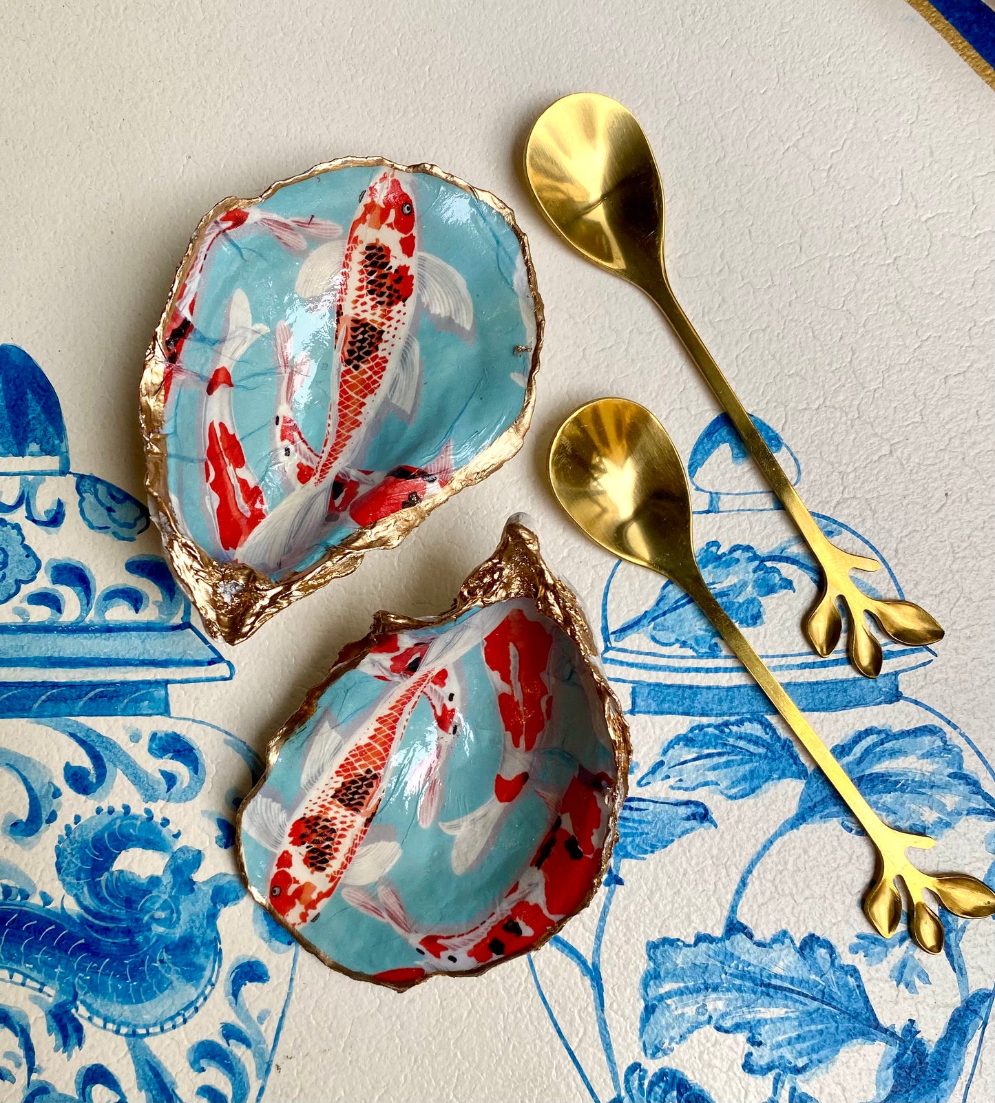 Sale e pepe conchiglie con cucchiaini