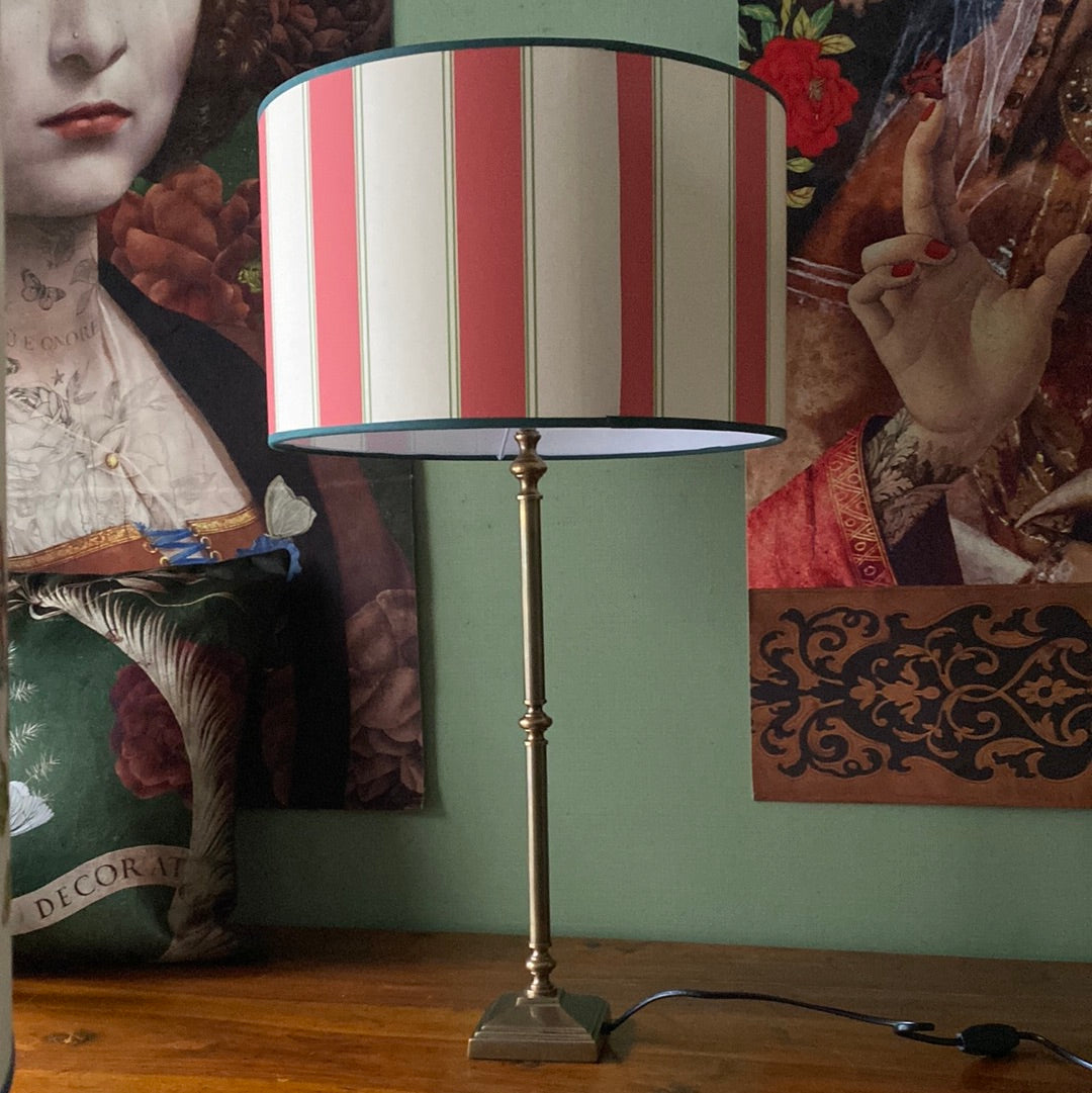 Lampe en laiton avec abat-jour rayé rouge et vert