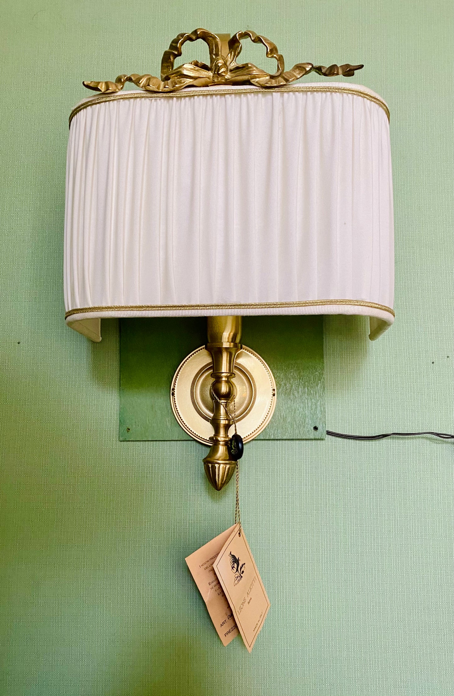 Appliqué Leone Aliotti in bronzo e paralume plissettato seta