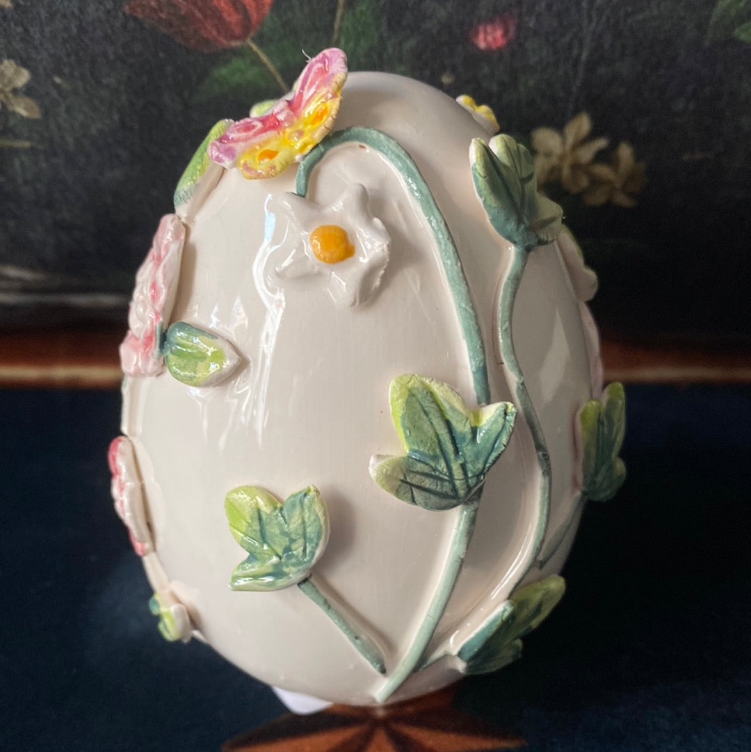 Uovo piccolo con fiori e farfalle in rilievo