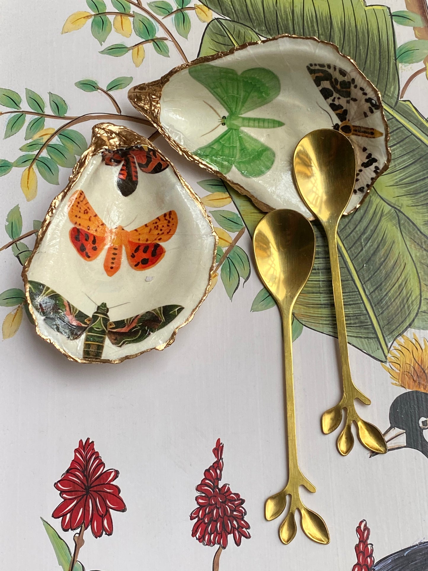 Sale e pepe conchiglie con cucchiaini