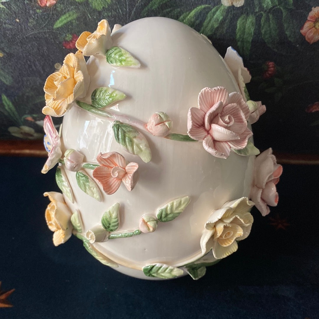 Uovo grande con fiori in rilievo