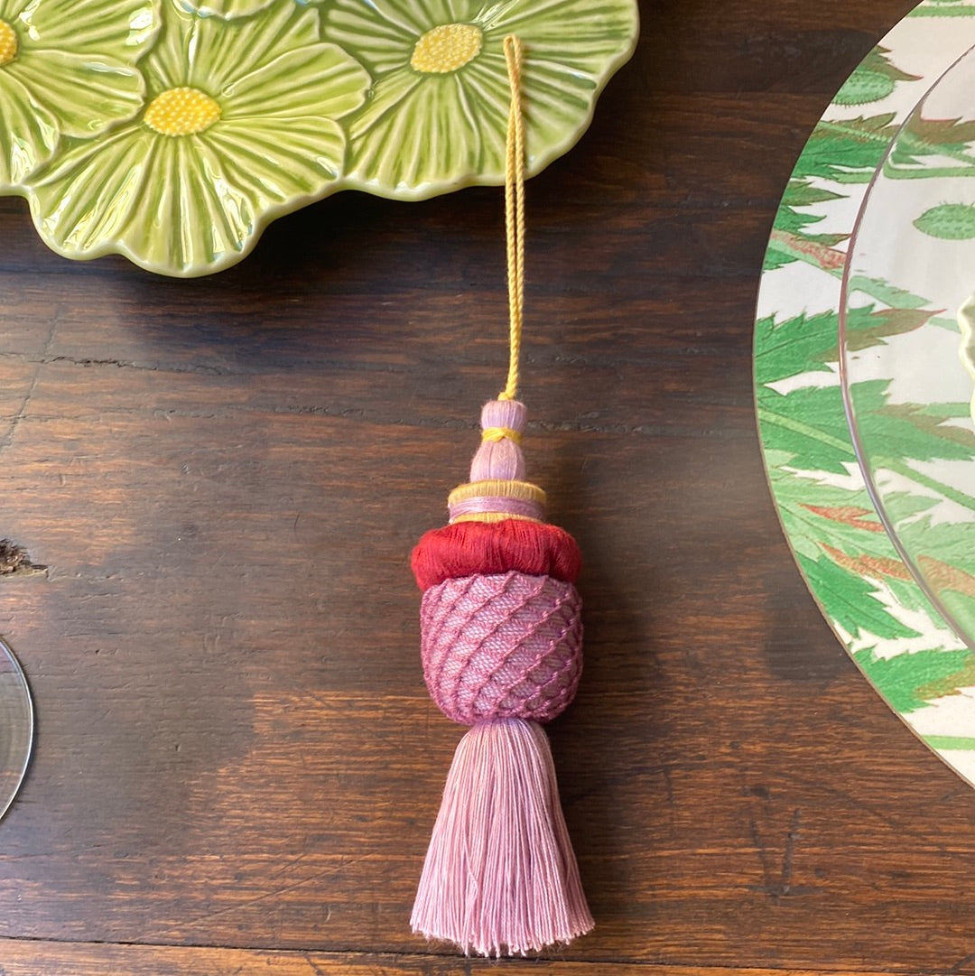 Pompon de meuble Sol en passementerie violette et jaune
