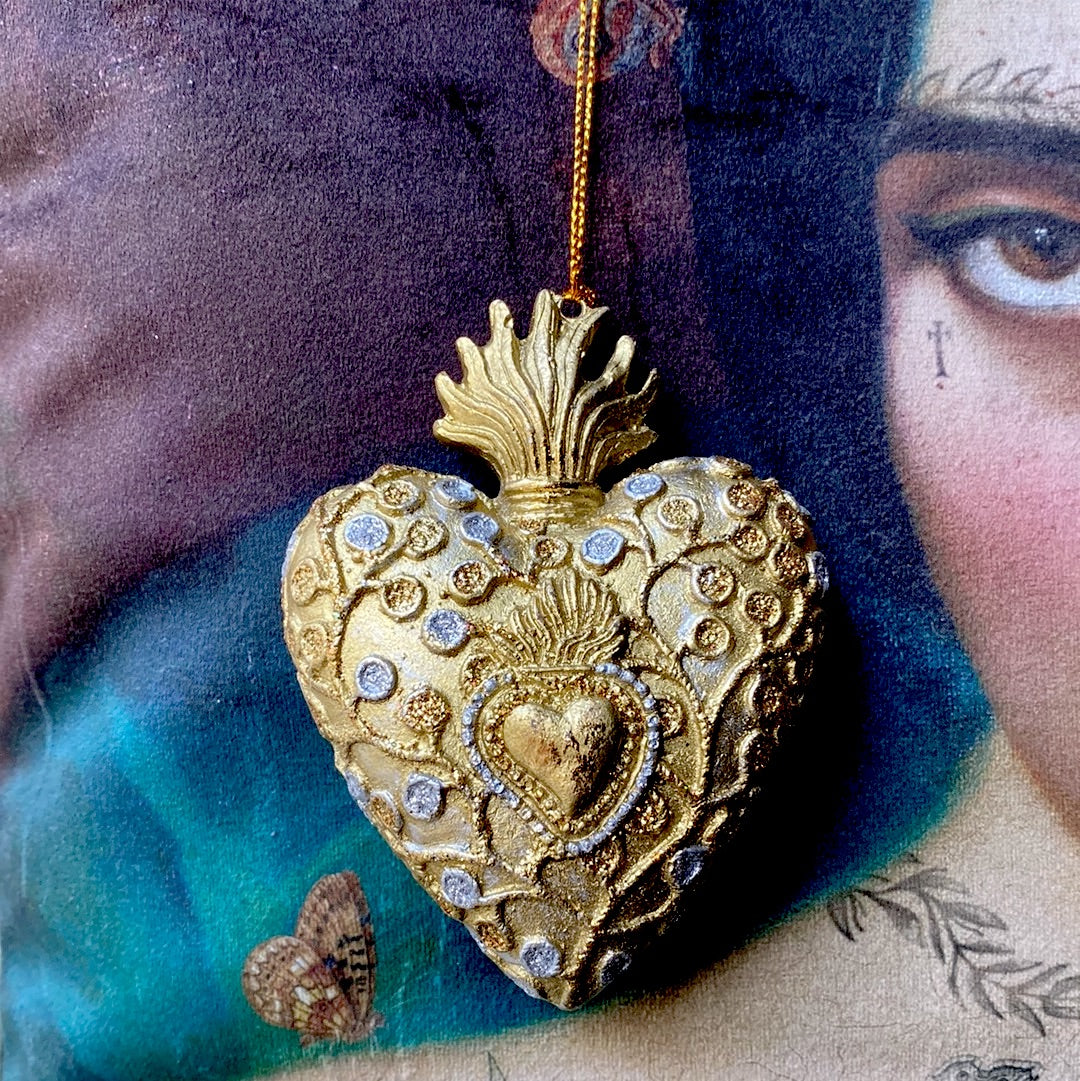 Coeur en résine dorée à suspendre