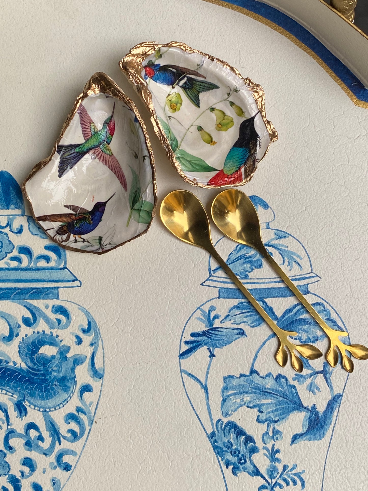 Sale e pepe conchiglie con cucchiaini