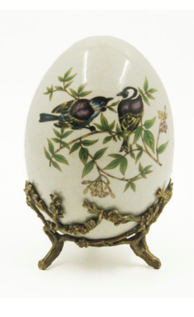Uovo con uccellini con piedini in bronzo