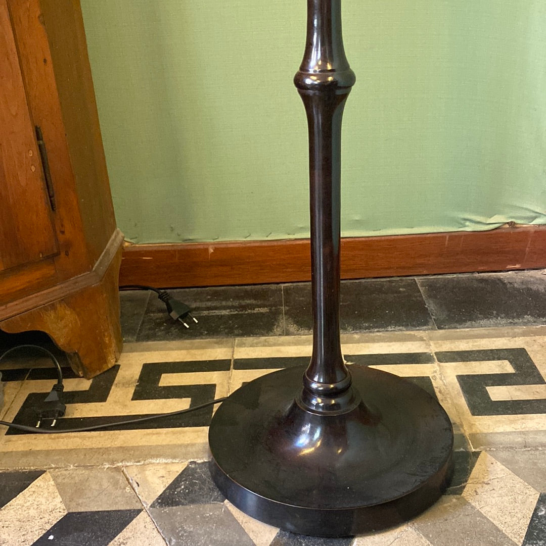 Lampadaire en métal noir avec abat-jour palmier