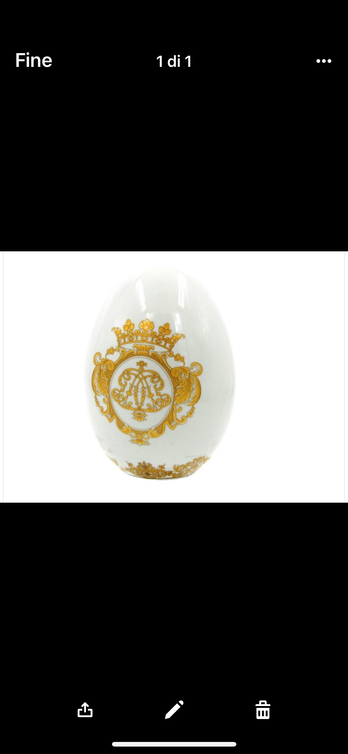 Uovo medio bianco e oro