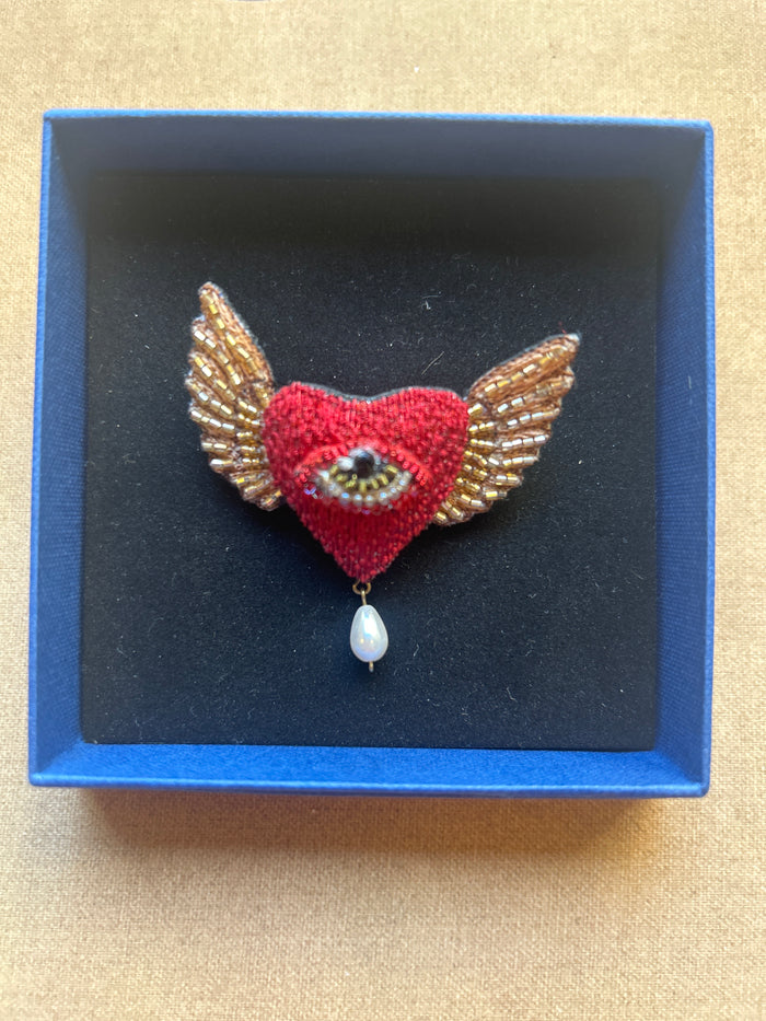 Spilla con cuore occhio ali