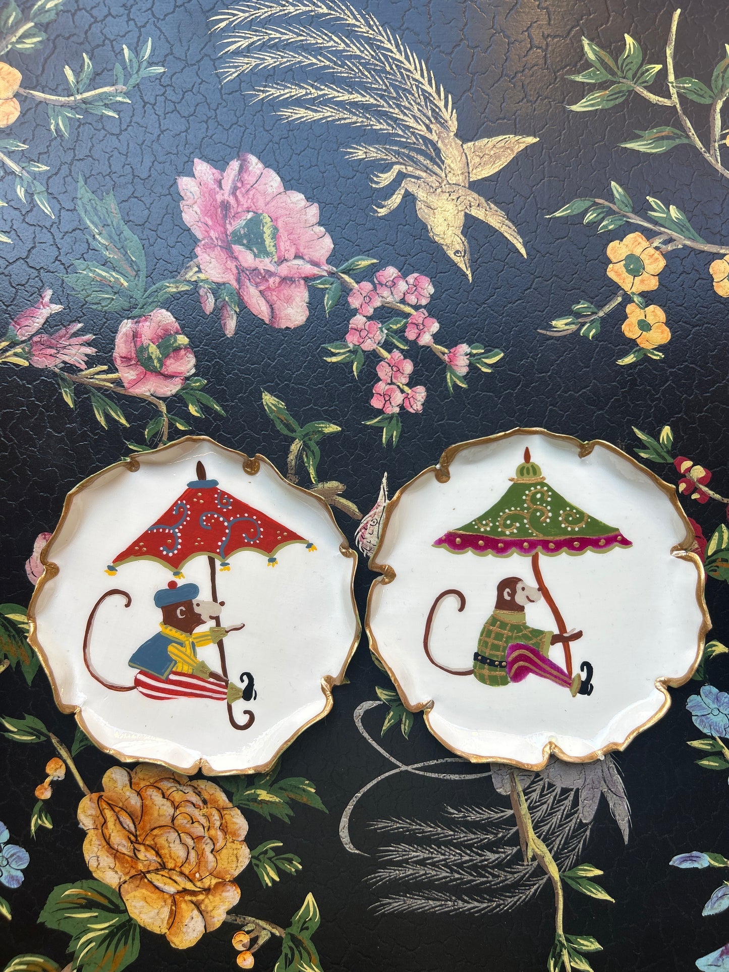 Set due piattini pane in metallo decorati a mano scimmietta con ombrello rosso e scimmietta con ombrello verde