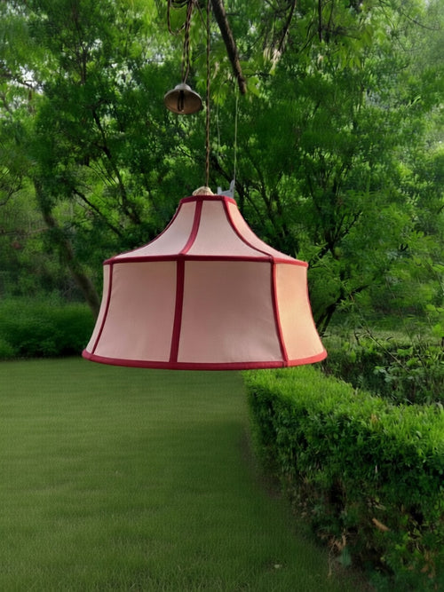 Lampada da sospensione in seta  grezza bordato in gros grain  a contrasto rosso rubino con filo elettrico a treccia e coppette in ottone. Realizzato artigianalmente