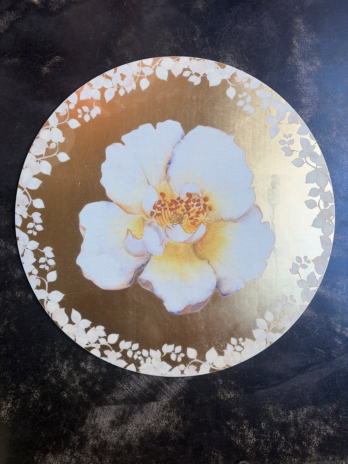 Sottopiatto oro con fiore bianco peonia L’ Oca nera