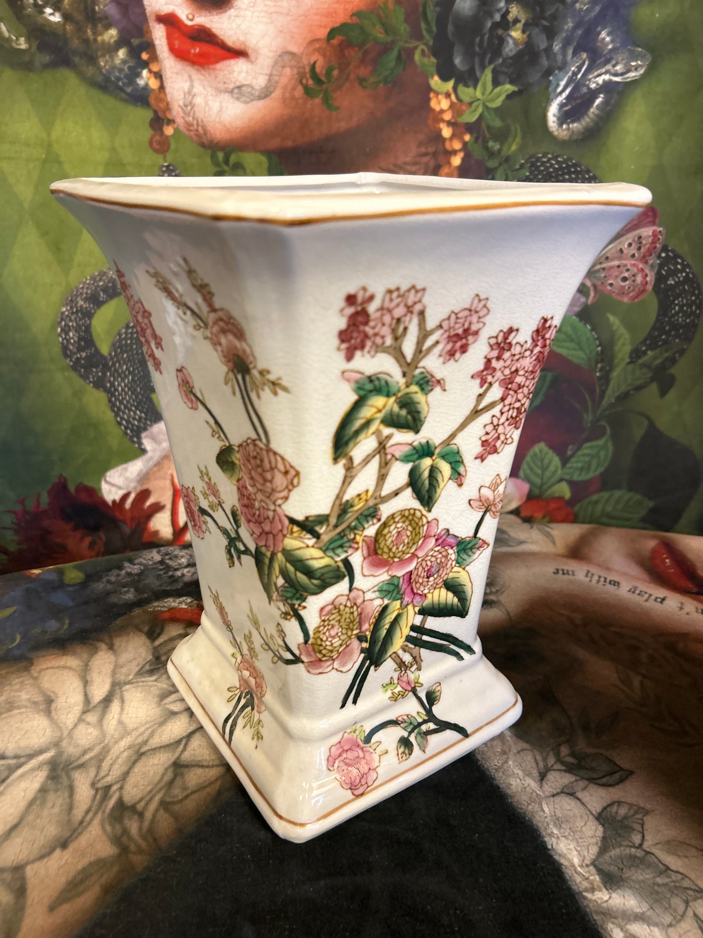 Vaso quadrato alto Camelia rosa in ceramica