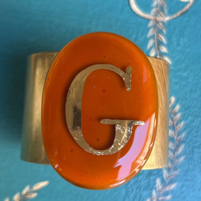 Bracciale in ottone con placca in vetro fuso di Murano lettera G caramel