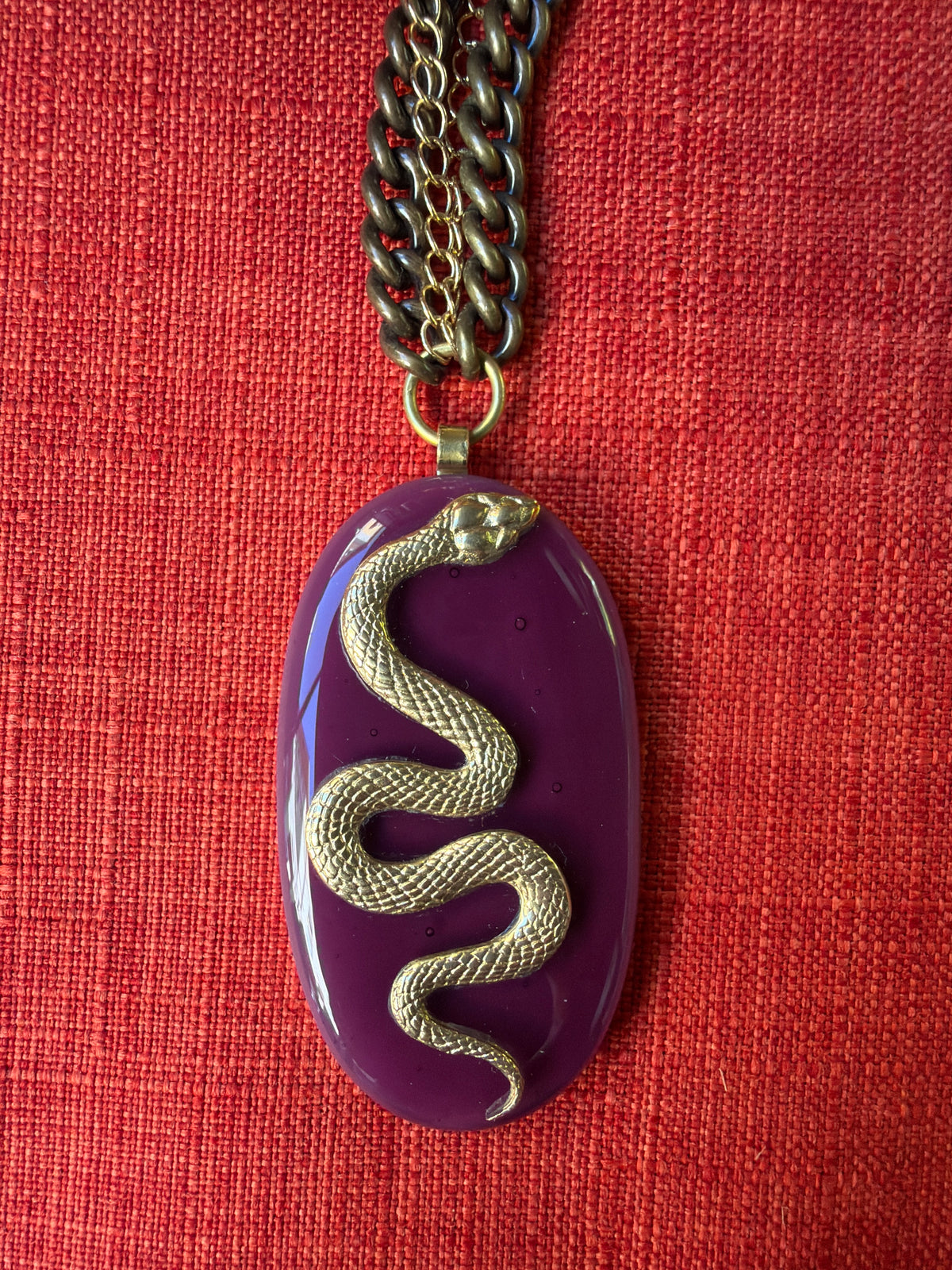Collana Vetrofuso con ovale color prugna e serpente