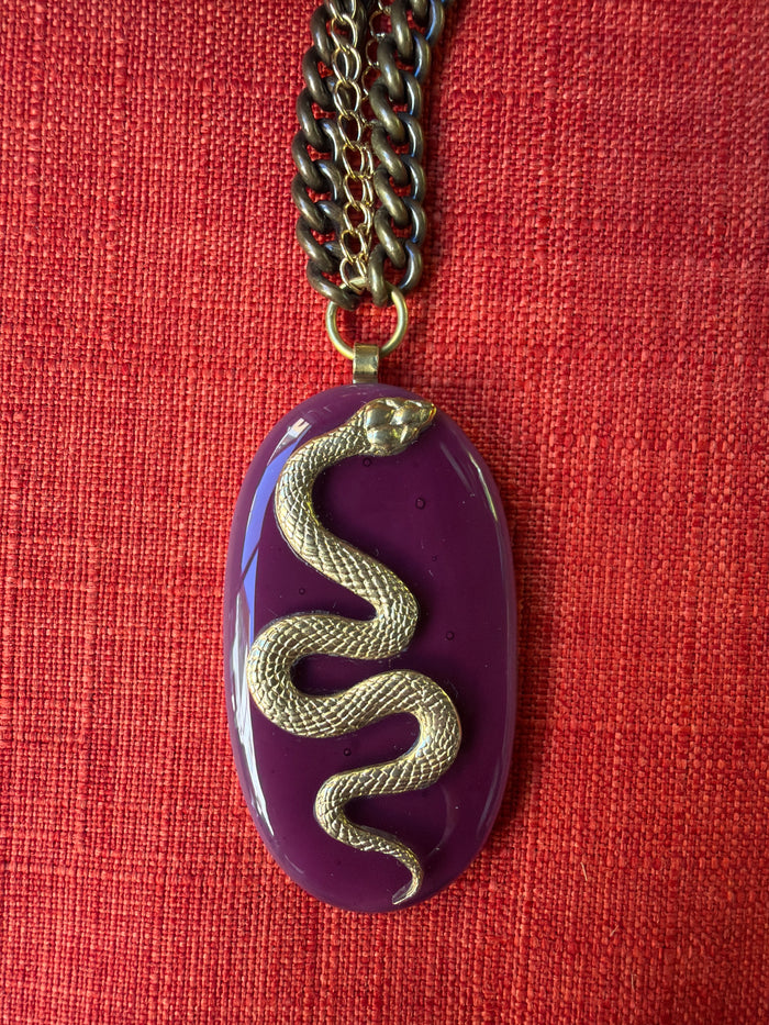 Collana Vetrofuso con ovale color prugna e serpente