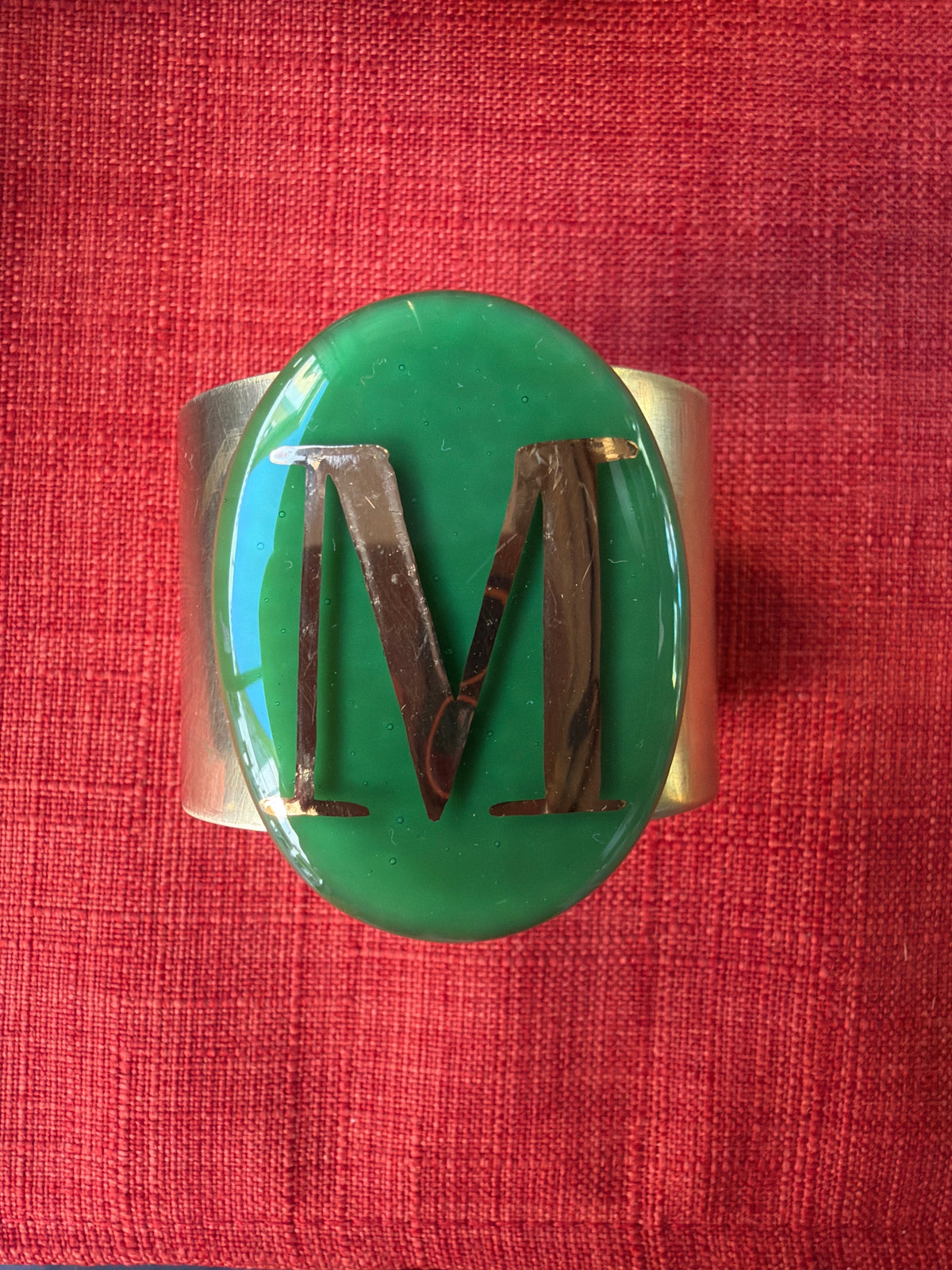 Bracciale in ottone con placca green lettera M Vetrofuso
