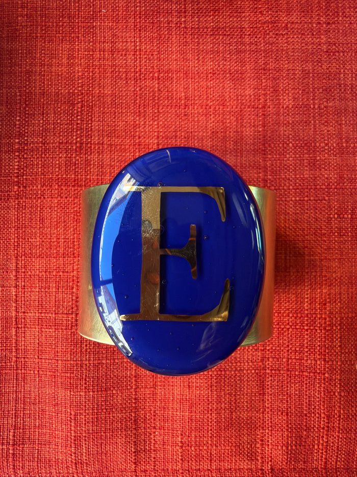 Bracciale in ottone e vetro di Murano Vetrofuso colore blu lettera E
