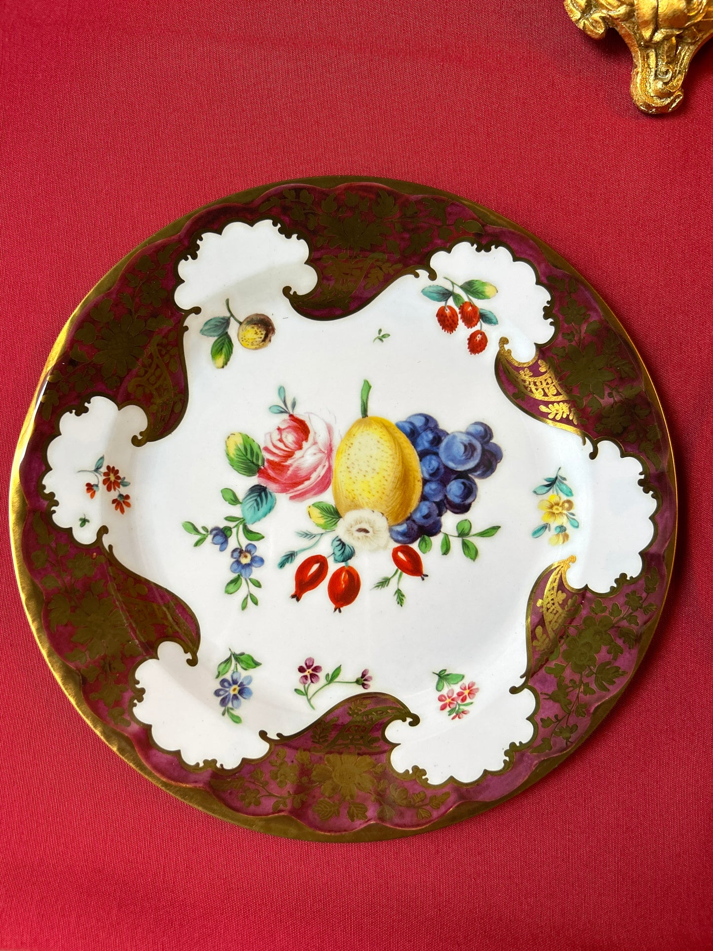 Piatto in latta  riproduzione Worcester porcelain frutta bordeaux oro