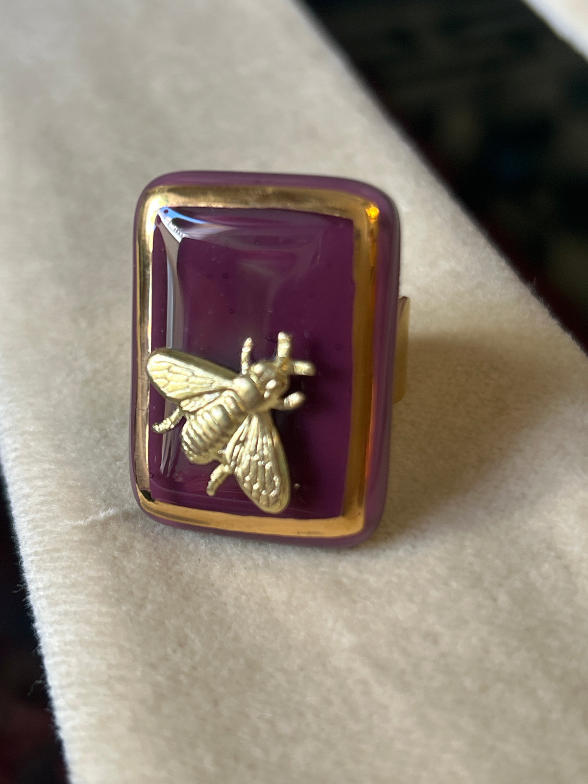 Bague prune rectangulaire avec abeille Daniela Poletti peut être commandée