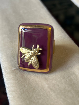 Bague prune rectangulaire avec abeille Daniela Poletti peut être commandée